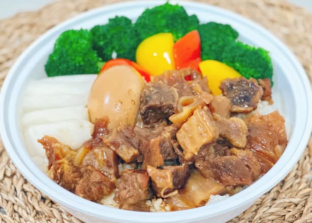 D1. Beef, Beef Tendon, Green Vegetables / 沙茶牛腩饭